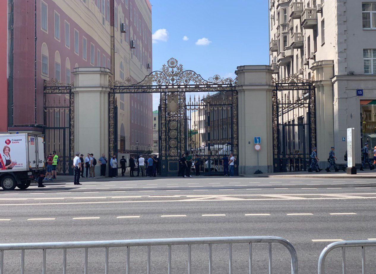 К зданию московской мэрии стянули полицию