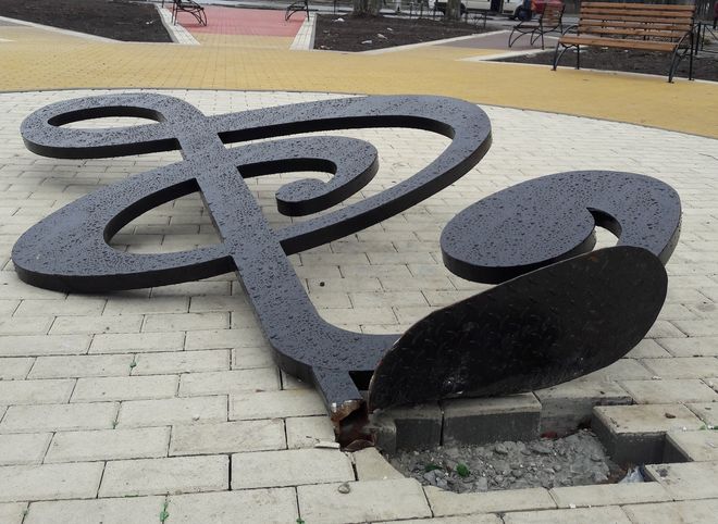 В Рязани рухнул скрипичный ключ весом 100 кг