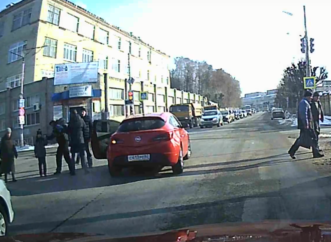 В Рязани водитель напал на мужчину с ребенком (видео)