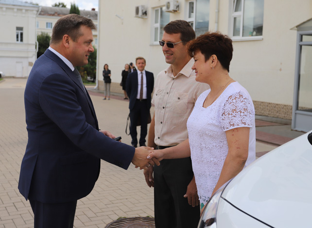 Губернатор Николай Любимов передал райцентрам социальные автомобили
