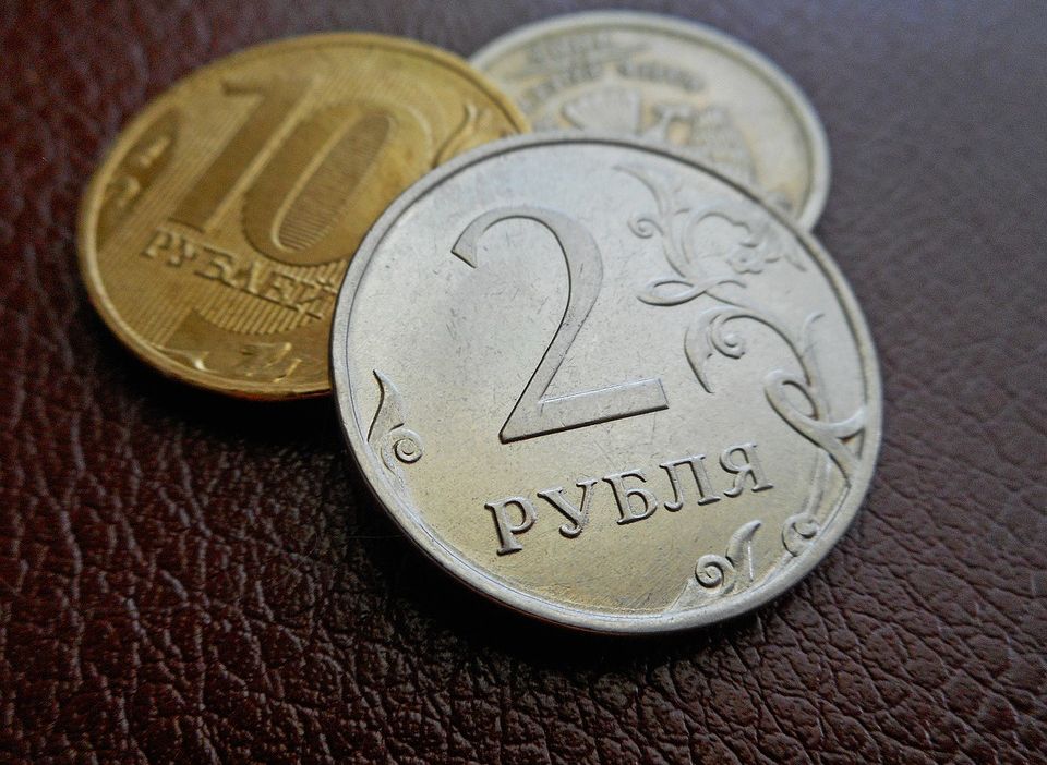 За год рубль потерял по отношению к доллару более 17%