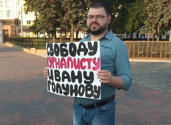 Почти 90% рязанцев поддержали в соцсети журналиста Смирнова в споре с депутатом Ачаловым