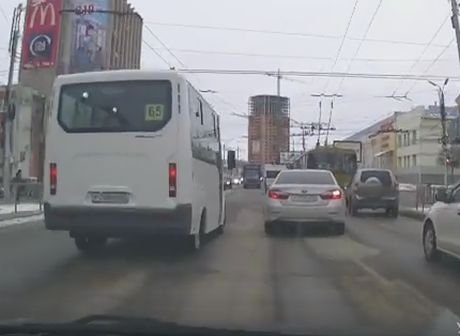 Рязанские маршрутчики устроили гонки на улице Грибоедова (видео)