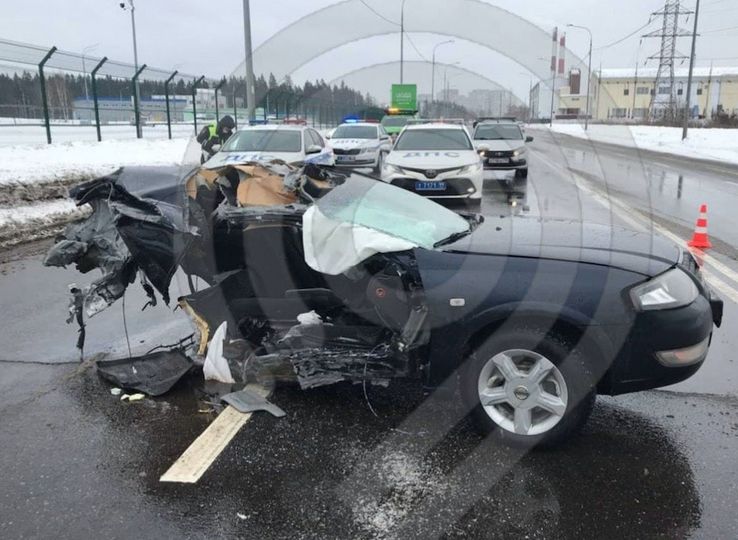 В Москве машину разорвало пополам после столкновения со столбом
