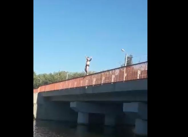 Видео: в Кирицах мужчина прыгает с моста