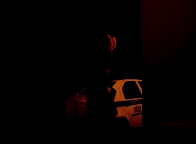 Видео: мужчина станцевал на полицейской машине на территории МГУ