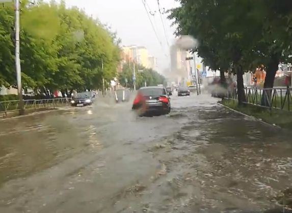 В Рязани затопило улицу Грибоедова (видео)