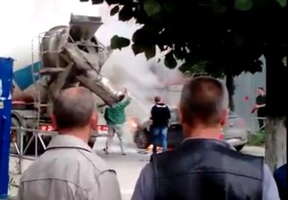 Видео: в Рязани бетономешалка тушит горящее авто