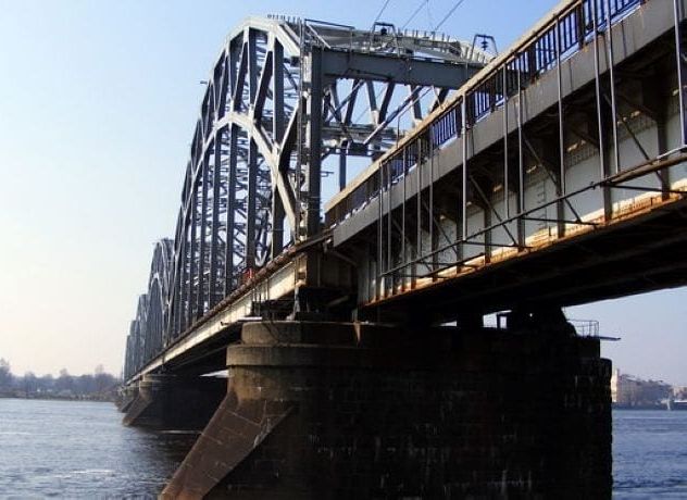 Китай завершил возведение 17 пролетов моста через Амур, Россия не может построить три