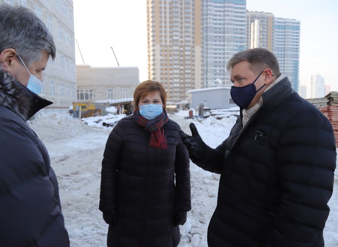 Любимов пообещал решить вопрос с ливневкой у новой школы в Кальном