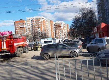 Девочка, выпавшая с девятого этажа на улице Новоселов, погибла на месте