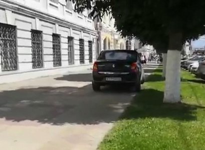 В Рязани полиция проводит проверку после видео с проехавшим по тротуару Renault