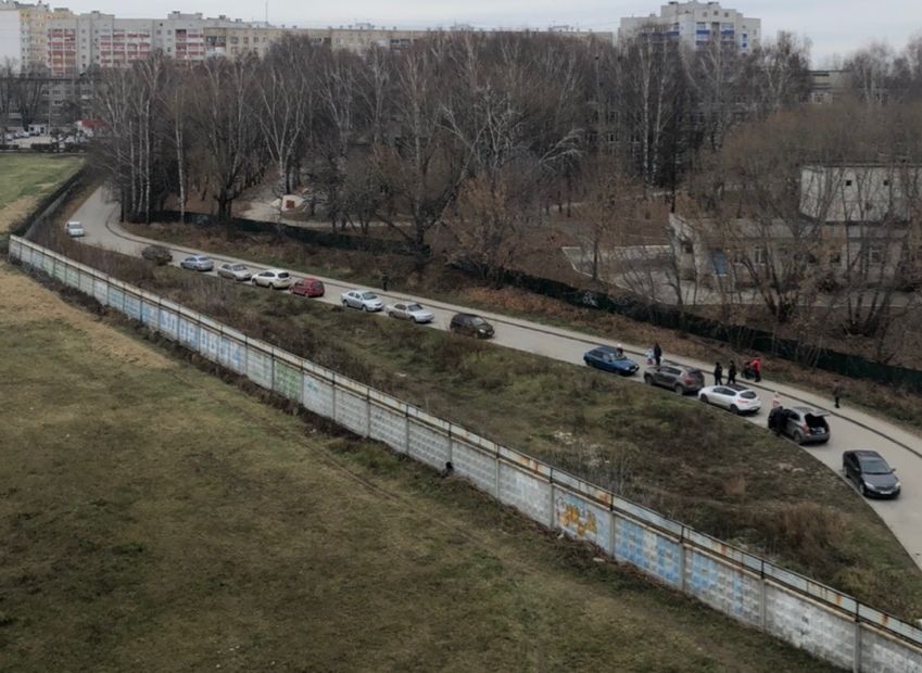 В полиции прокомментировали массовое повреждение автомобилей на улице Крупской