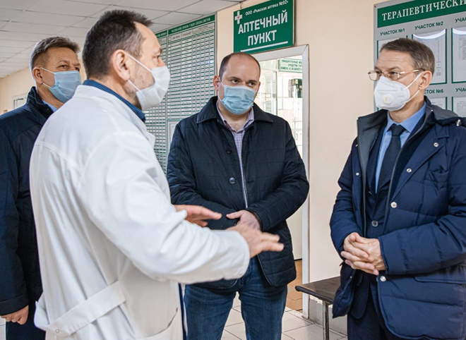 Аркадий Фомин и Дмитрий Хубезов поддержали медработников районных больниц