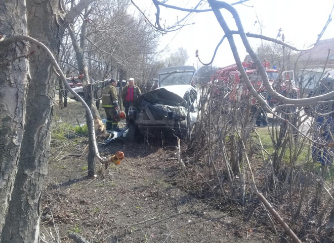 В Михайлове после ДТП автомобиль влетел в дерево