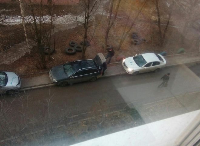 В Дашково-Песочне облили краской автомобили, припаркованные на тротуаре