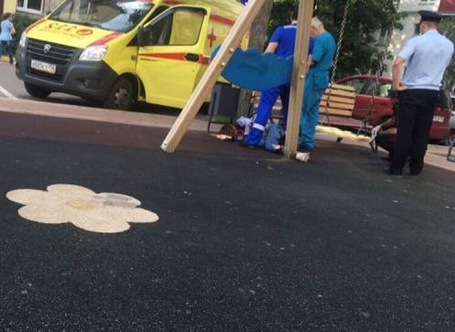В Раменском женщину зарезали на детской площадке на глазах у сына