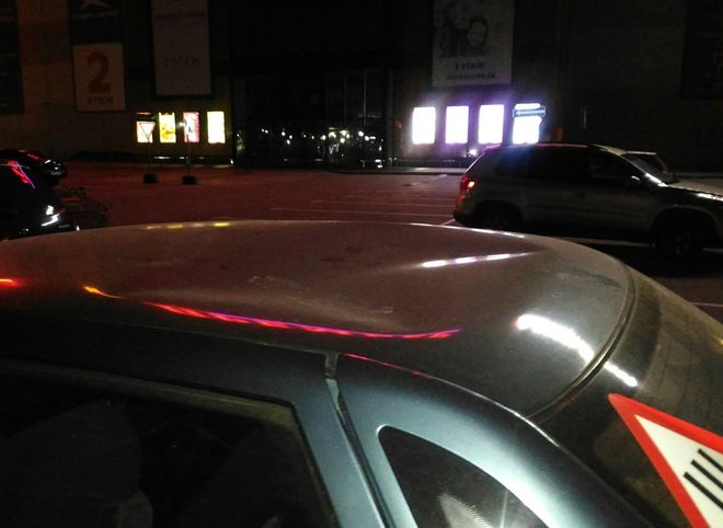 На парковке рязанского гипермаркета неизвестные повредили автомобиль