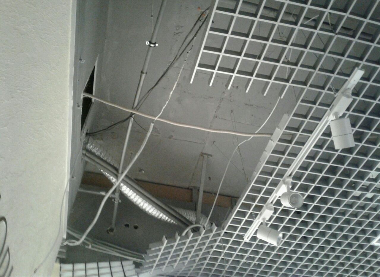 Соцсети: в одном из бутиков ТРЦ «Виктория Плаза» обрушился потолок