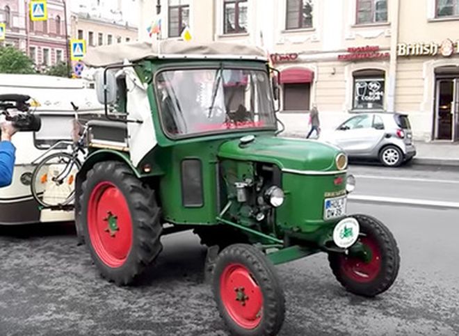 Пенсионер доехал из Германии до Петербурга на тракторе 1960 года