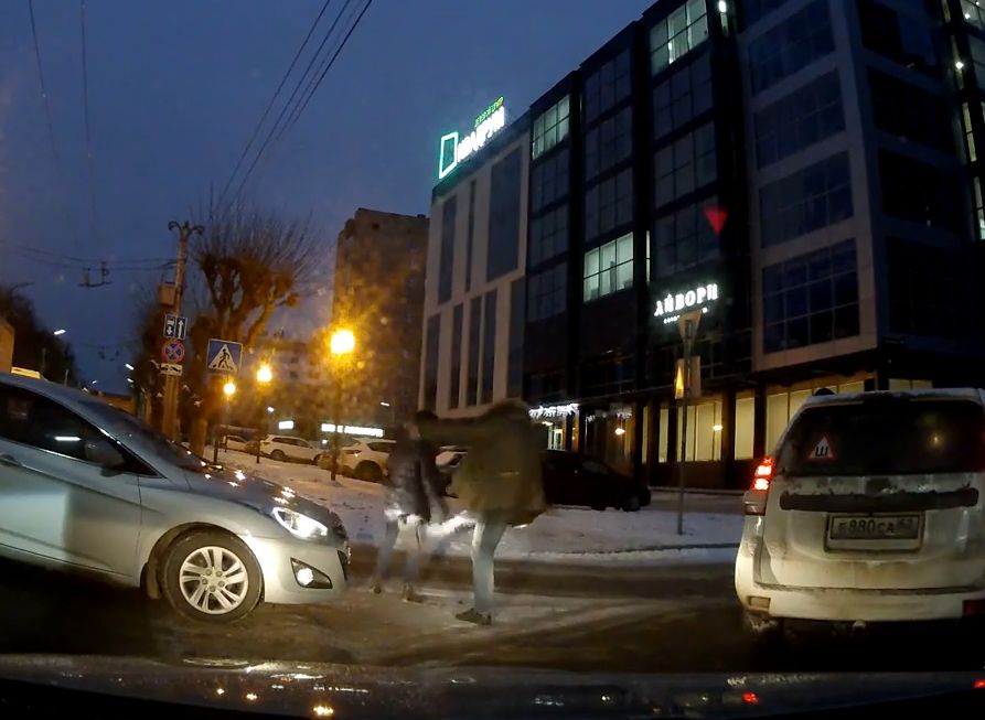 На улице Есенина водитель напал на женщину-пешехода (видео)