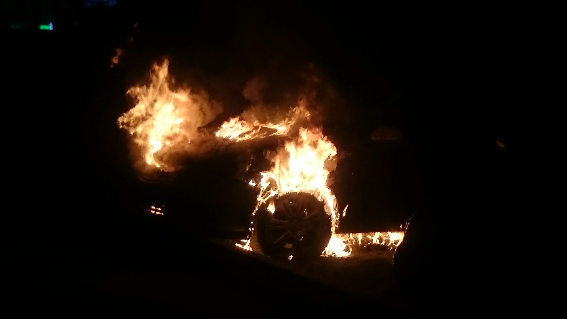 Круглое сгорел. Машина горит ночью. Машина горит ночью в поле. Горящая ВАЗ 2107. ВАЗ 2106 сгоревшая.