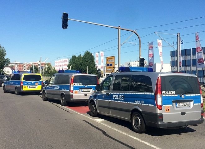 В Германии мужчина угнал машину с детьми и врезался в толпу людей