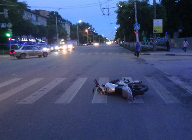 В Рязани мотоциклист без прав врезался в «пятнадцатую»