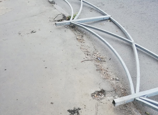 На улице Островского упало новое дорожное ограждение