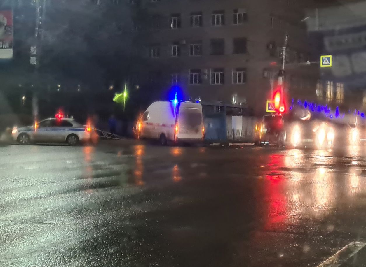 На улице Циолковского попала в ДТП скорая помощь