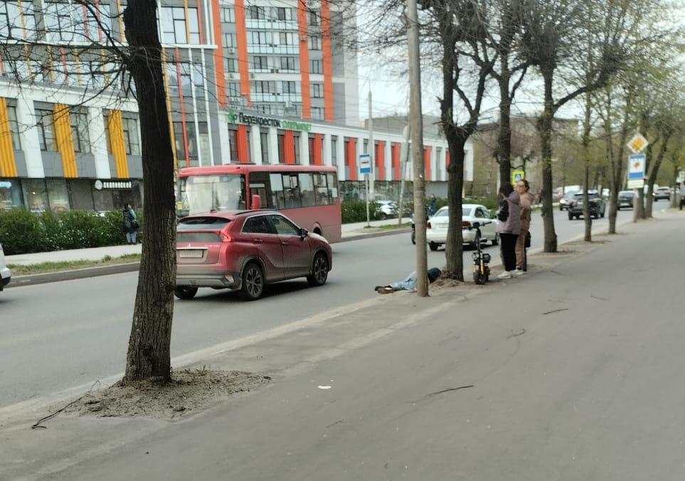 Мужчина на Чкалова пострадал из-за наезда электросамоката на препятствие