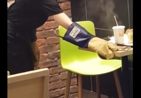 У посетителя Burger King загорелся Galaxy Note (видео)