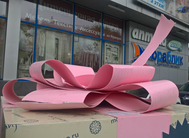 В Рязани вандалы испортили декоративный подарок «Монисто» возле ТЦ «Атрон»
