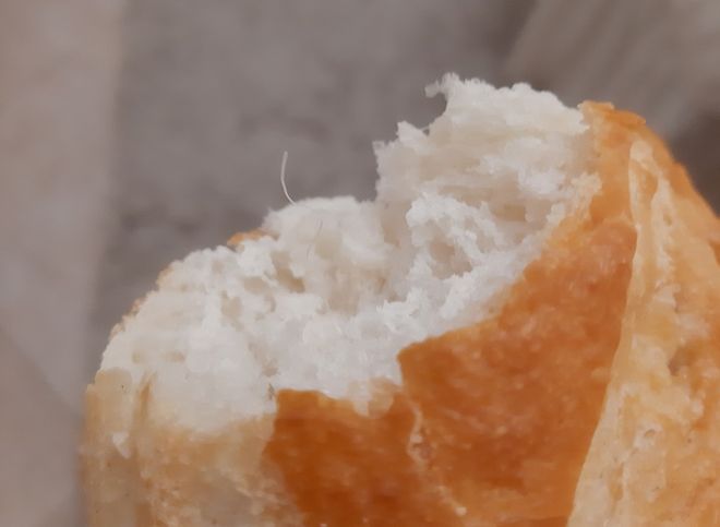 Рязанка обнаружила леску в хлебе, купленном в гипермаркете