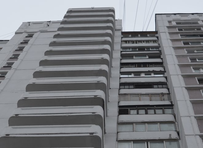 На улице Тимакова из окна девятого этажа выпала 57-летняя женщина