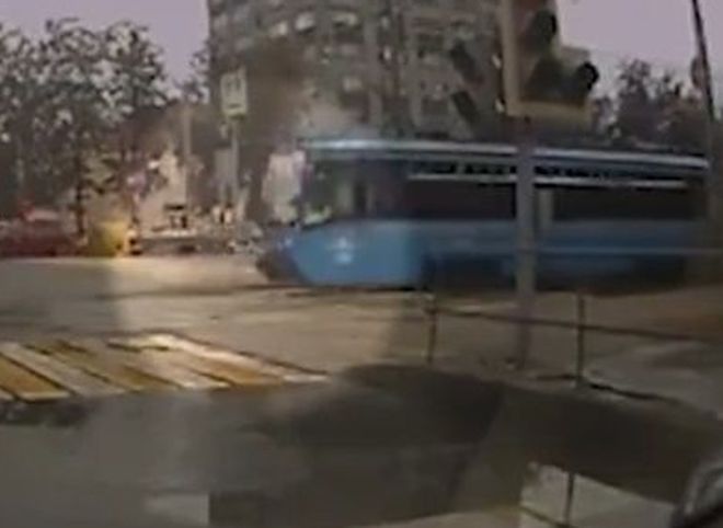 В Москве трамвай сбил девушку, переходившую дорогу на красный свет (видео)