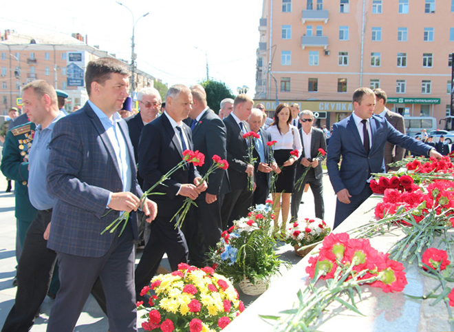 Депутаты областной Думы возложили цветы к Вечному огню у монумента Победы