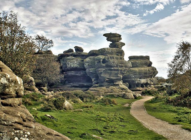 В Англии подростки разрушили природный памятник возрастом 320 млн лет