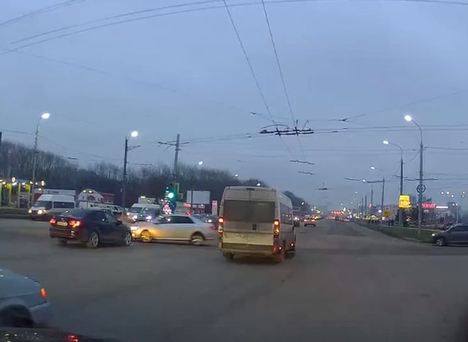Очевидец заснял момент ДТП на Московском шоссе