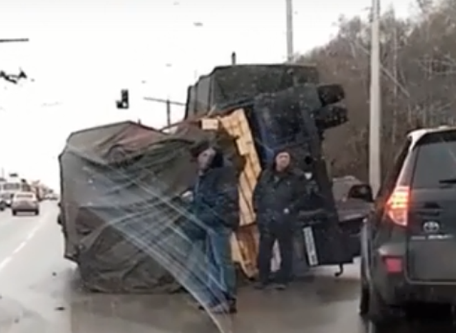 На Московском шоссе у КАМАЗа опрокинулся прицеп