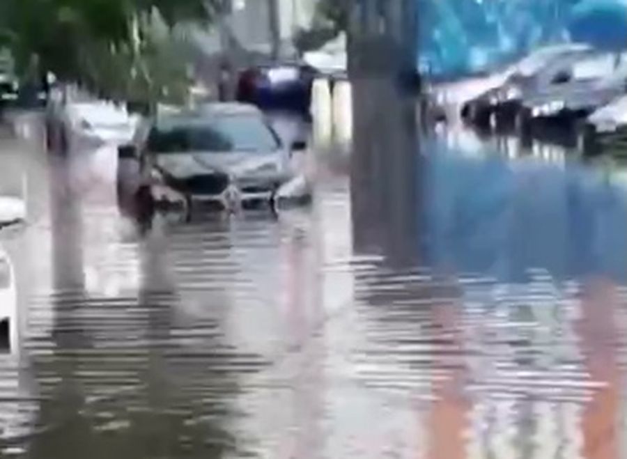 В москве прошел дождь. Ливень в Москве. Дождь в Москве. Тропический ливень в Москве. Дождь в Москве 27 июля.