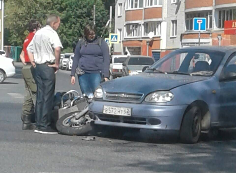 На улице Семашко столкнулись мотоцикл и иномарка