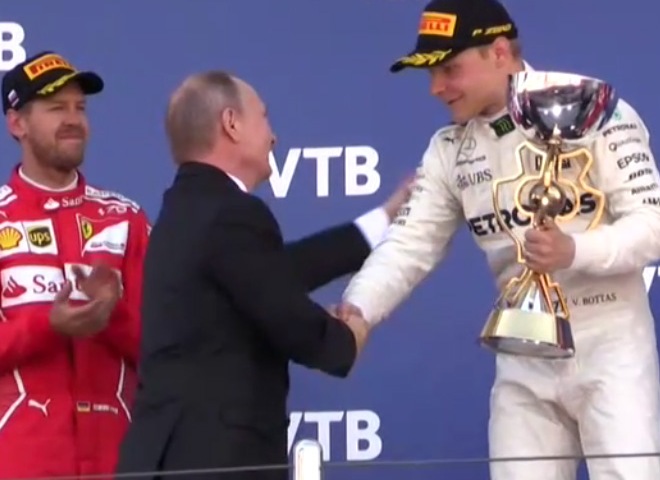 Путин вручил награды Гран-при России в Формуле-1