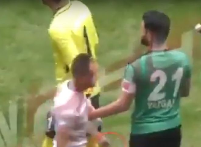 Турецкий футболист порезал соперников перед началом матча (видео)