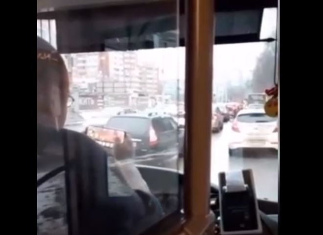 В Рязани засняли водителя автобуса, играющего в телефон за рулем