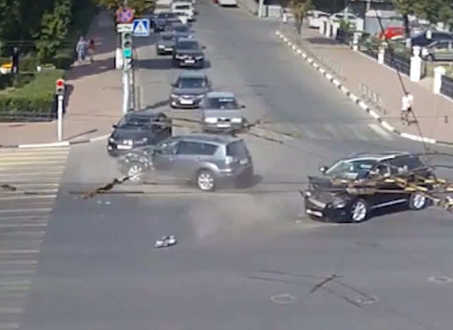 Момент столкновения Mitsubishi и Lexus на площади Ленина попал на видео