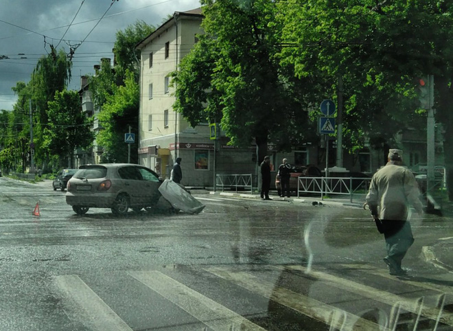 Фото: на пересечении улиц Горького и Есенина автомобиль въехал в сквер