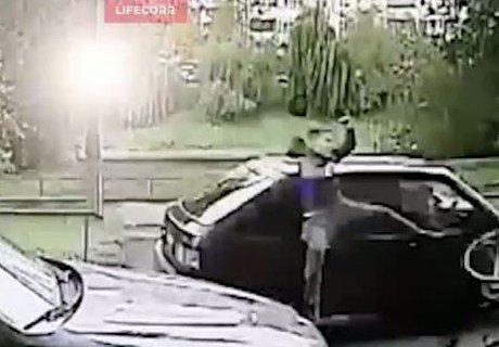 В московском дворе лихач сбил ребенка на велосипеде (видео)