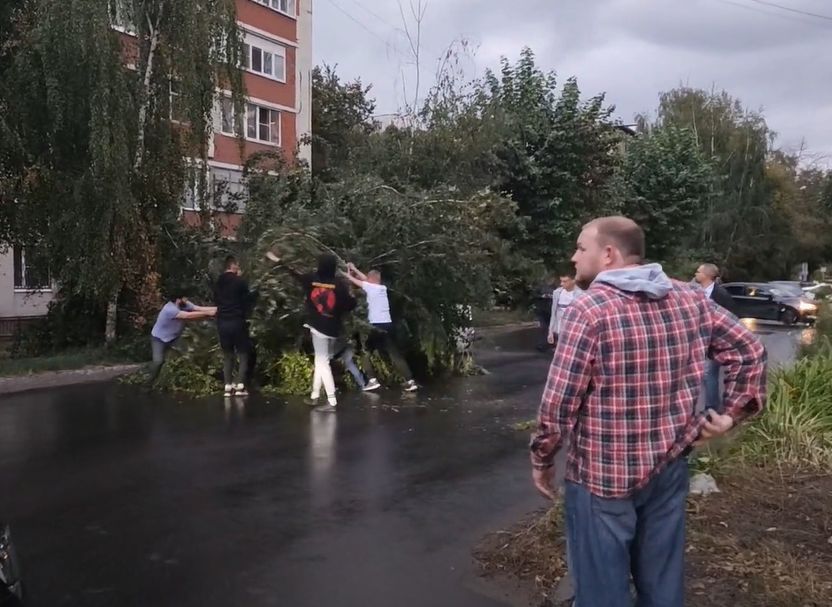 В сети появилось видео с последствиями пятничной массовой аварии на улице Чапаева