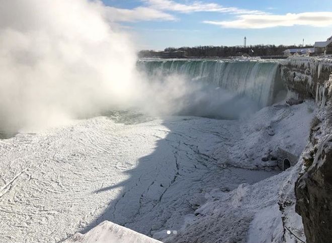 В США Ниагарский водопад покрылся льдом из-за морозов
